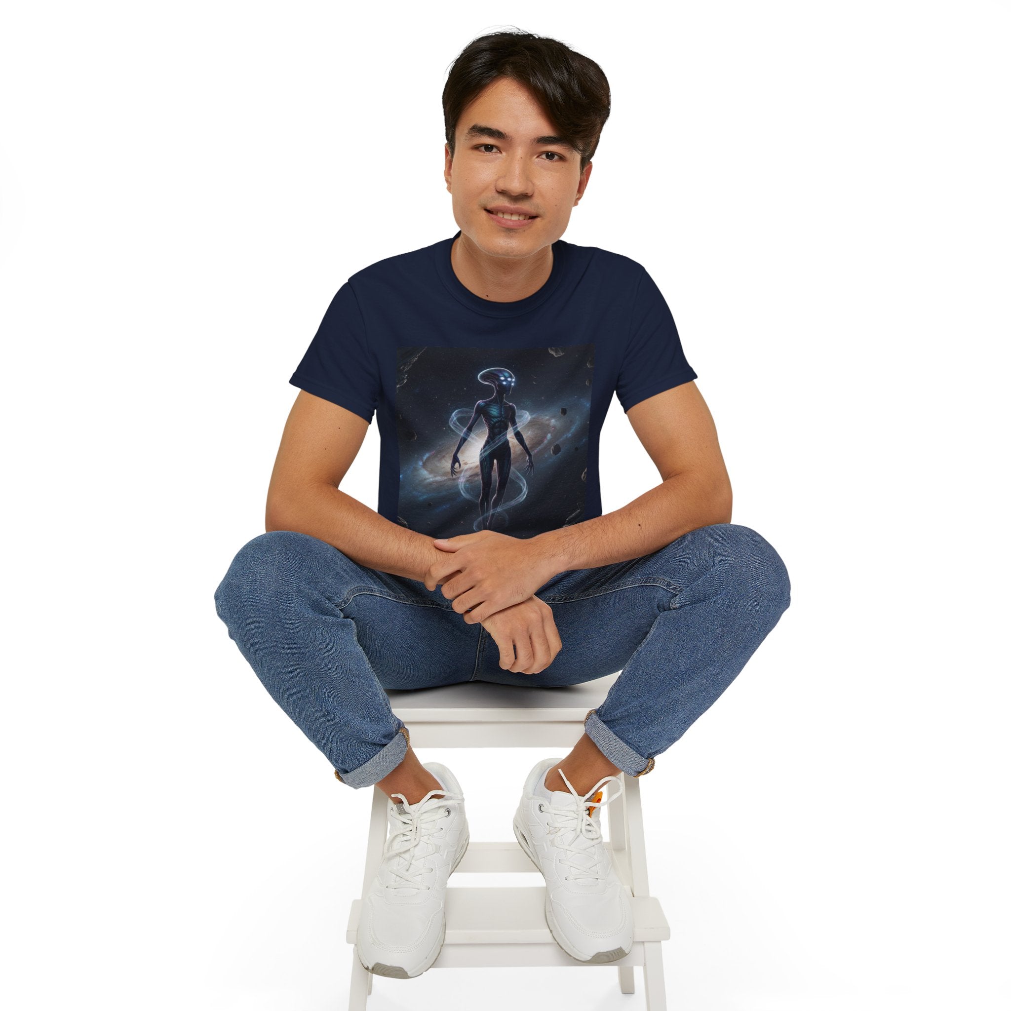 Camiseta con silueta de extraterrestre cósmico — Camiseta de arte espacial de nebulosa galáctica