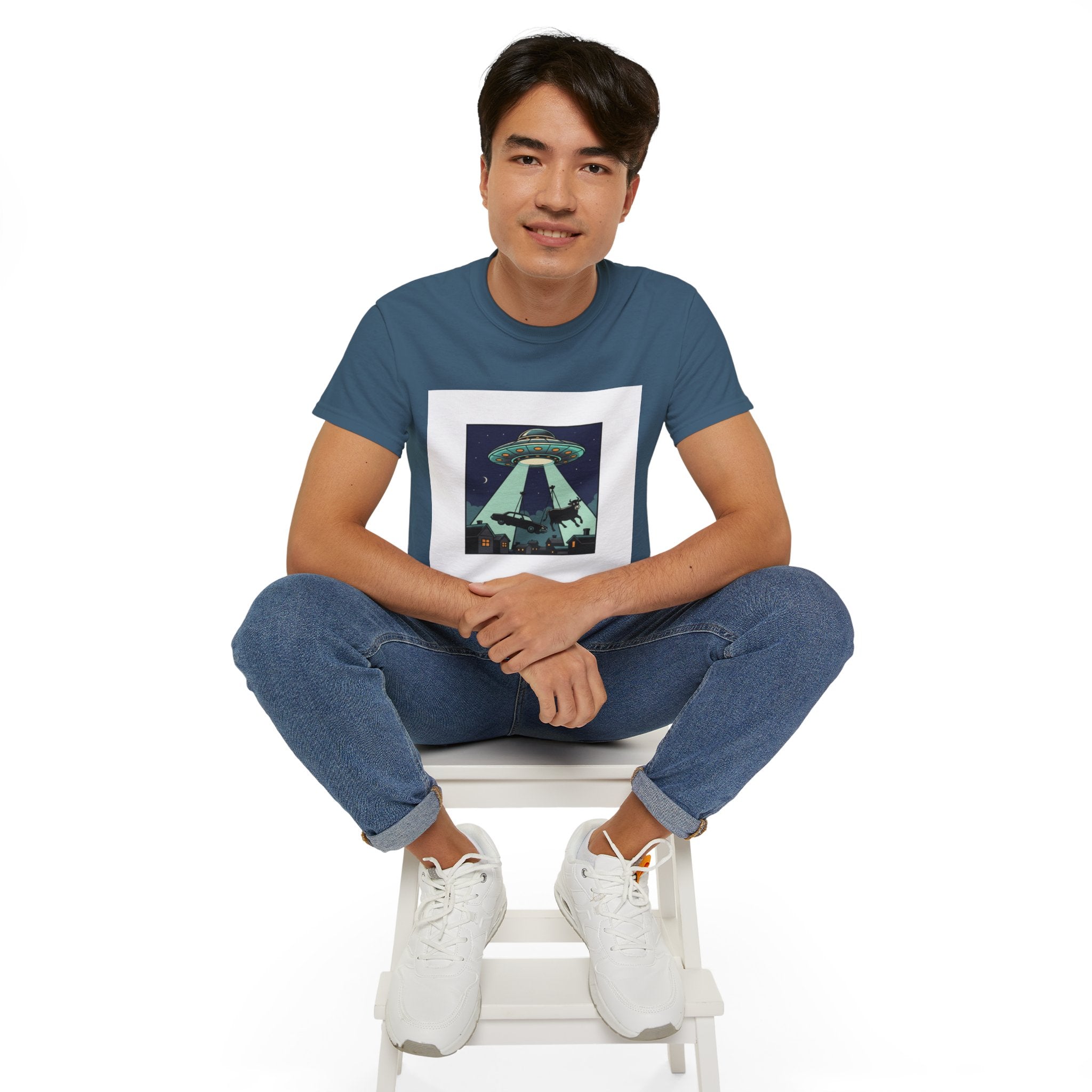 Alien Abduction Graphic Tee — Retro UFO Night Scene T‑Shirt Adult Unisex